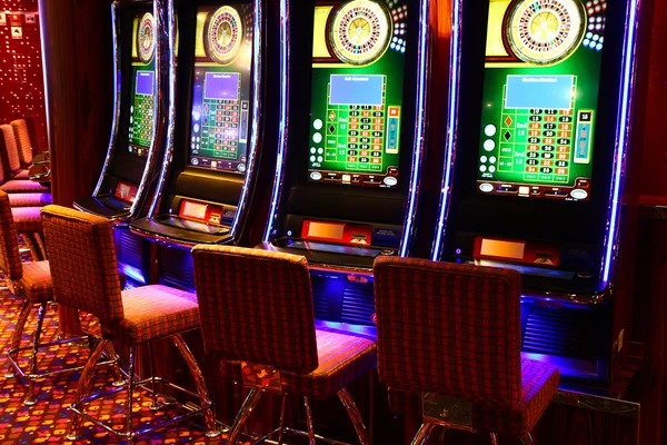 yunitoto app home screen showing live football matches and casino games
